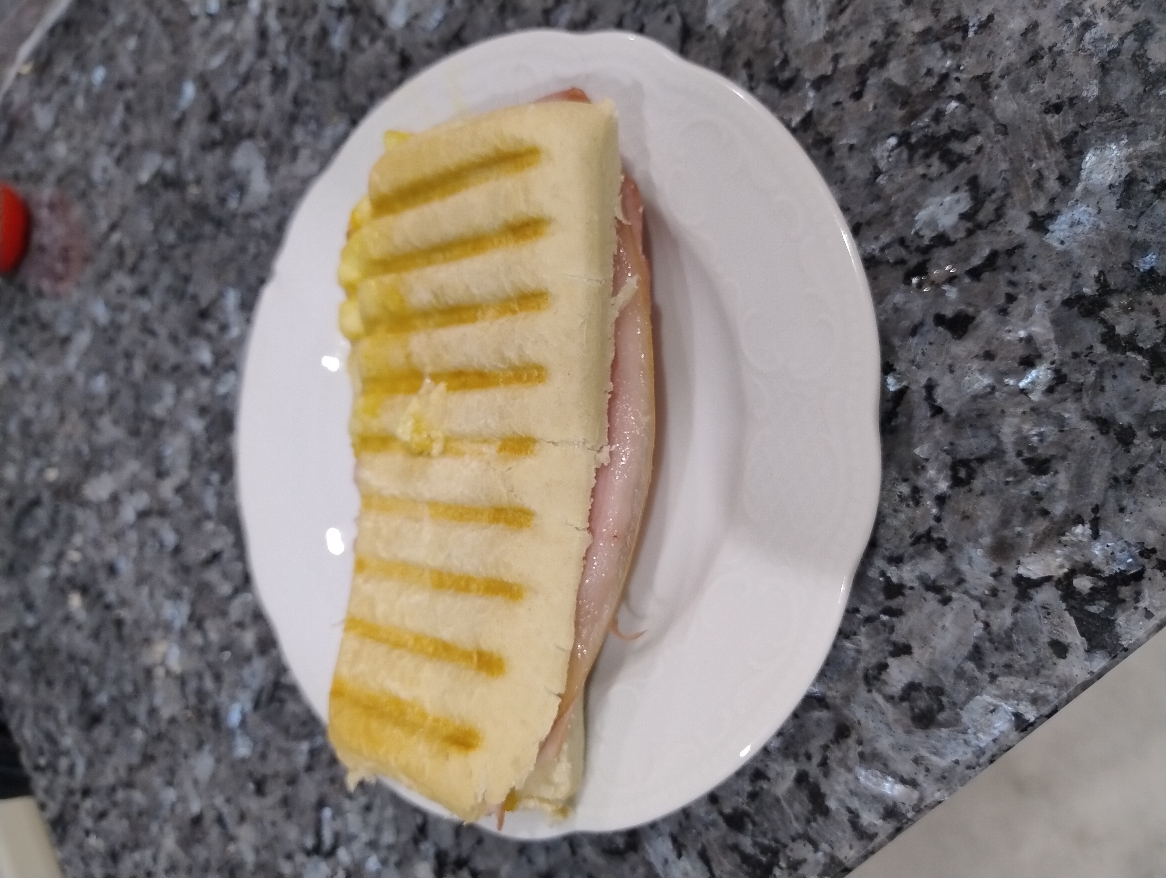 Rucksacktourist genießt Budget-Picknick-Mittagessen mit Panini und Wasserflasche am Capri Klippenaussichtspunkt