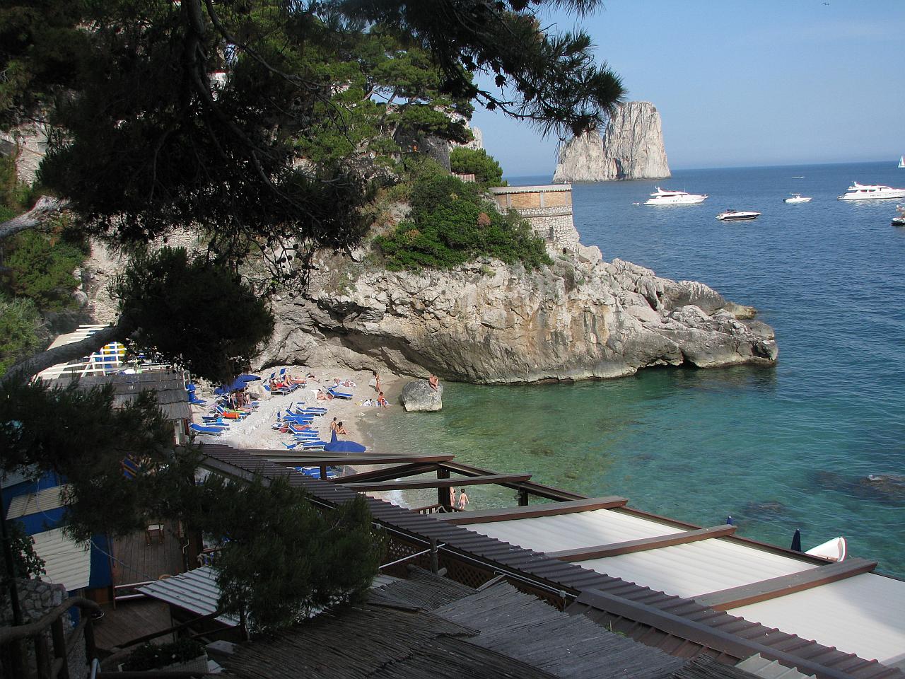 Marina Piccola kostenloser Felsstrandbereich auf Capri mit Schwimmern und Faraglioni-Felsen im Hintergrund