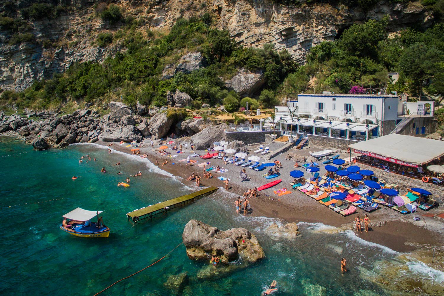 Laurito-strandlayoutdiagram, der viser tre zoner: fri sektion, Villa Tre Ville og Da Adolfo