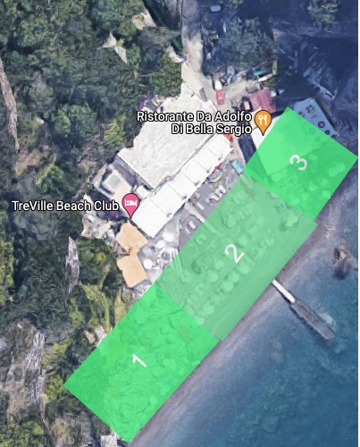 Laurito Beach-bugt med klippebaggrund og strandklubber langs kysten