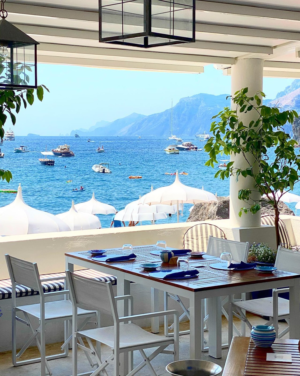 Villa Tre Ville strandklub med terracotta-liggestole og premium-service