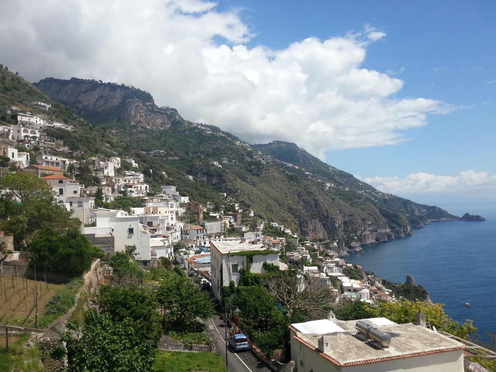 Praiano partvonala sziklákkal és mélykék tengerrel az Amalfi-parton