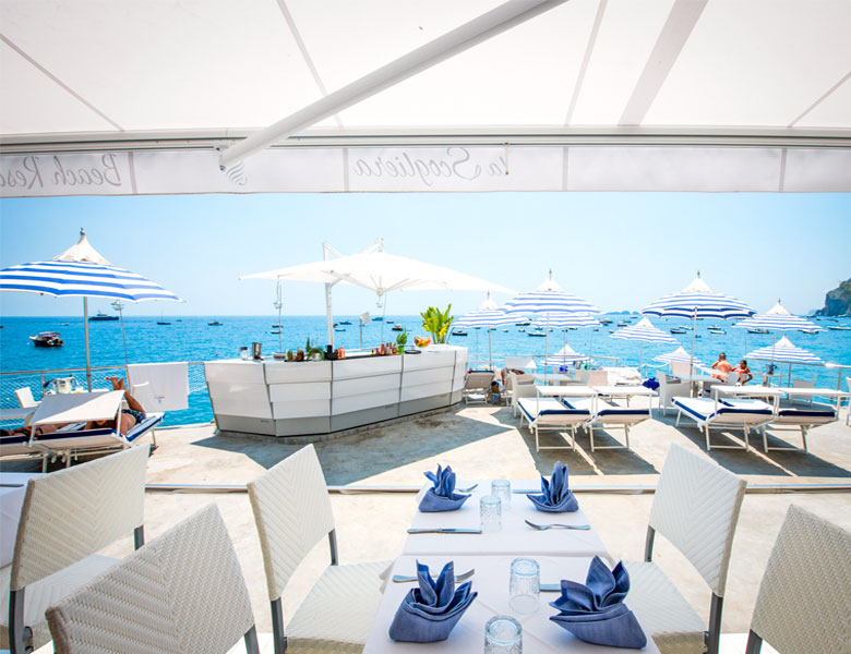 Club de plage La Scogliera premium avec terrasses en teck et vue sur l'océan sur la plage principale de Positano