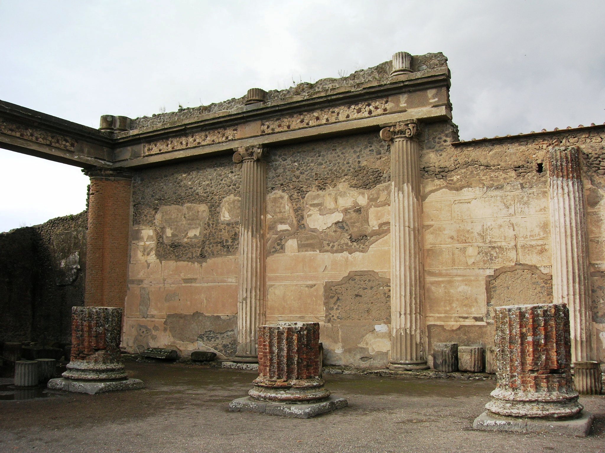 柱のあるポンペイの古代バシリカの内部