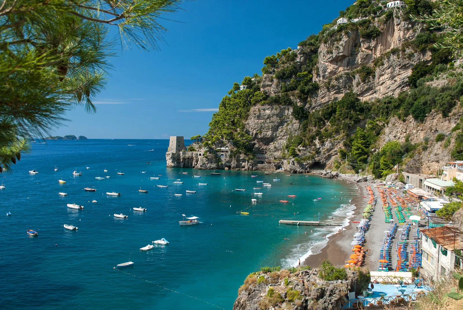 Bãi Fornillo ở Positano, một vịnh yên tĩnh với nước xanh ngọc trong và vách đá