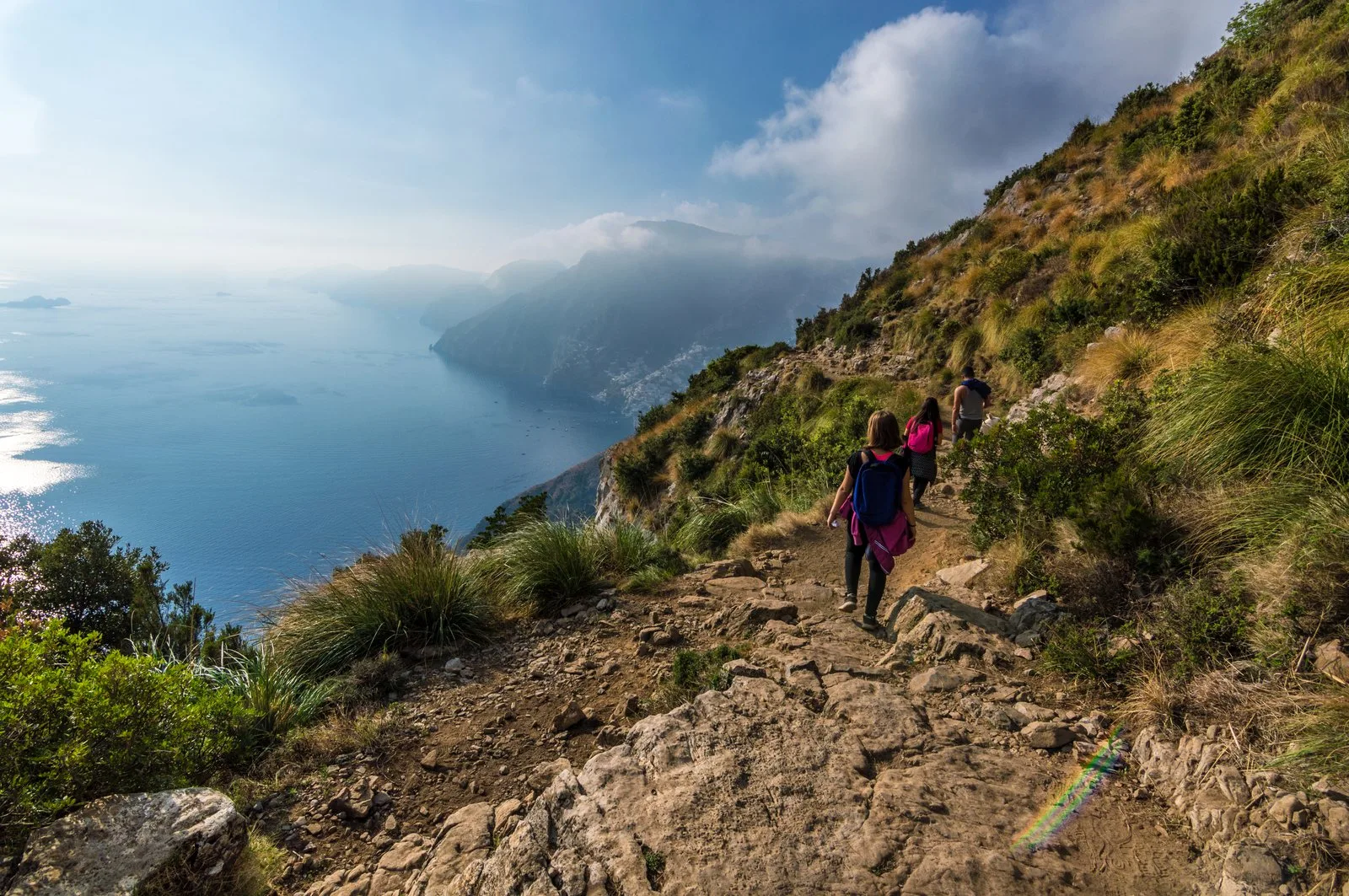 Người leo bộ trên Path of the Gods với Bờ biển Amalfi bên dưới
