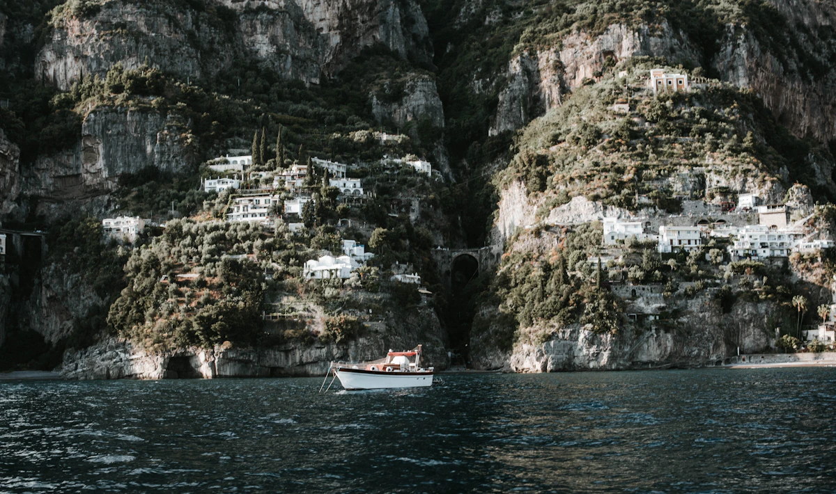 Prom przepływający przez Wybrzeże Amalfitańskie między Positano a Amalfi