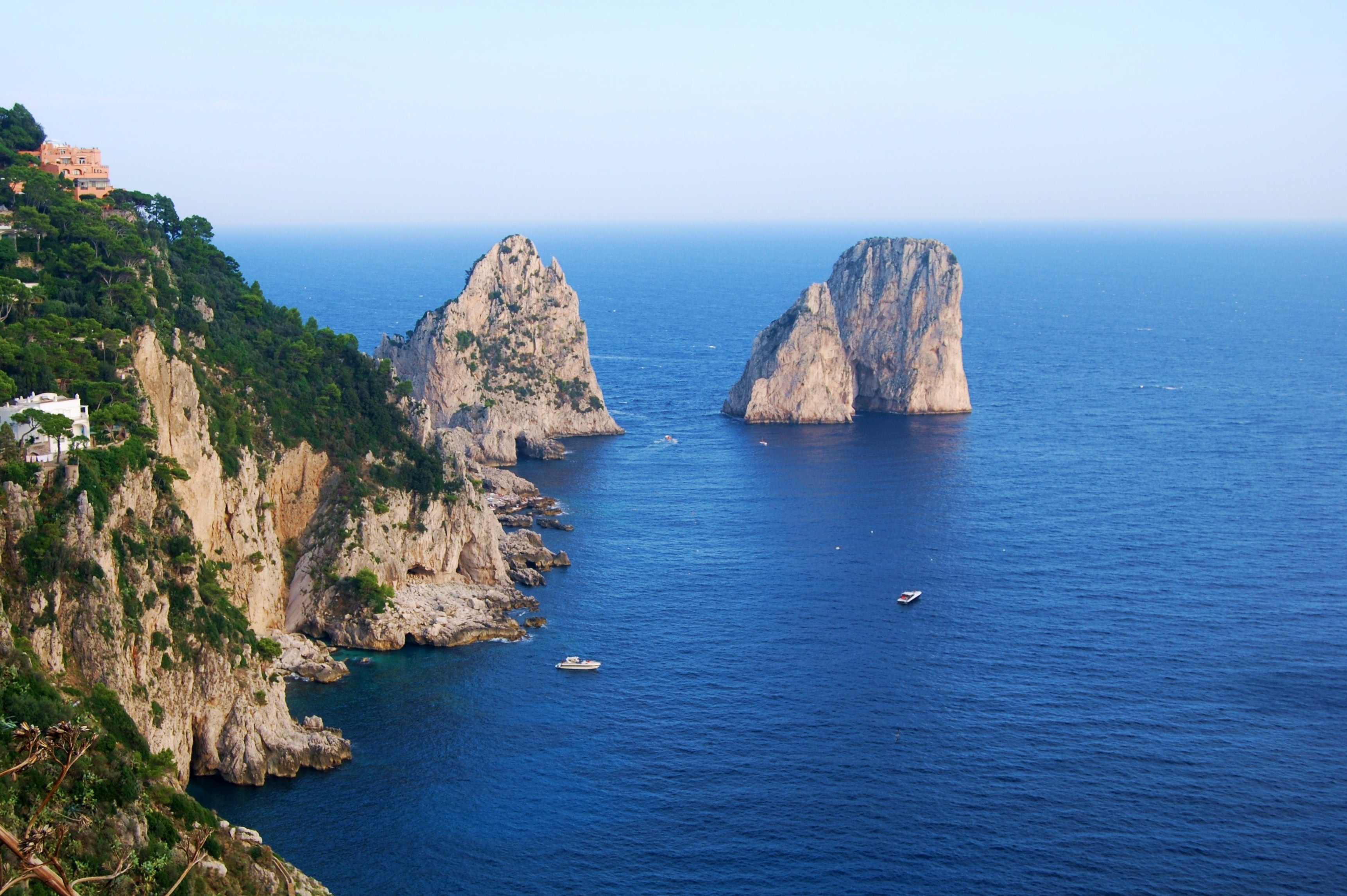Stosy skalne Faraglioni u wybrzeży Capri.