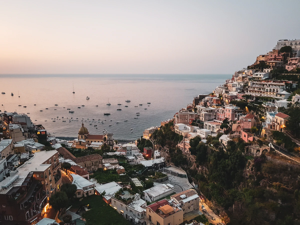 Szeroki widok na Positano spływające kaskadą po klifie do morza