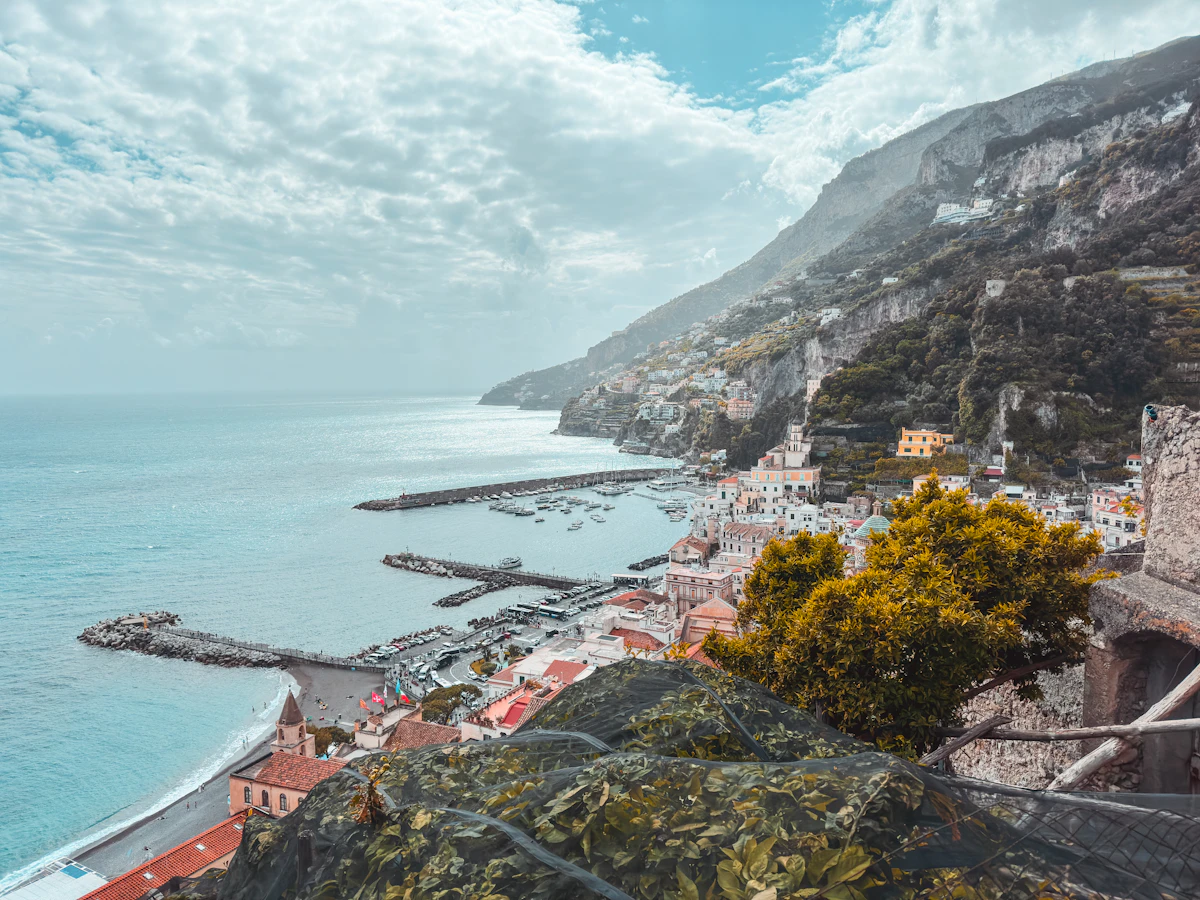 Autobus SITA na drodze nadmorskiej Amalfi zbliżający się do Positano