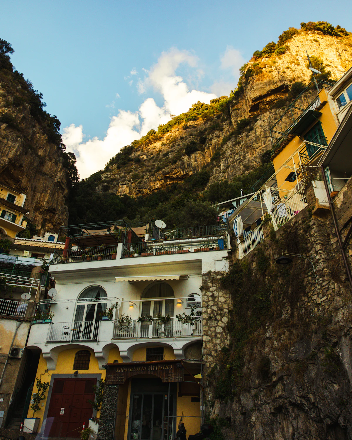 Strome schody pomiędzy budynkami w Positano