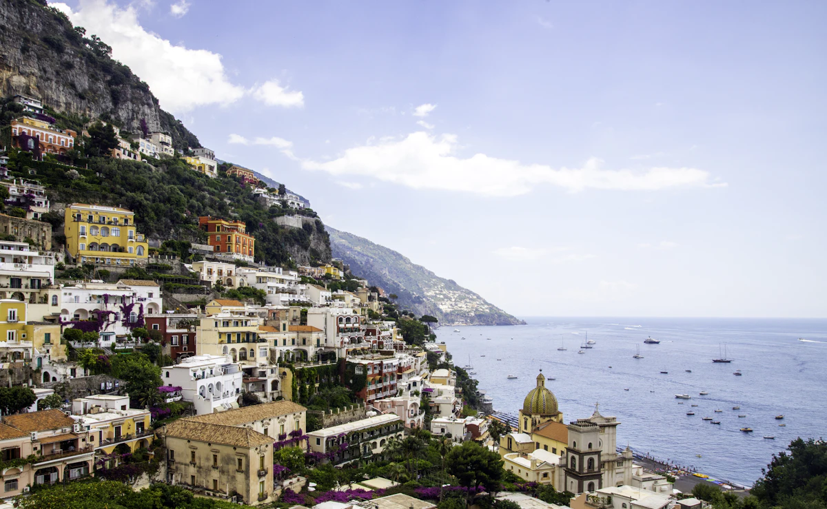 Wczesne poranne światło nad Positano z pustymi ulicami