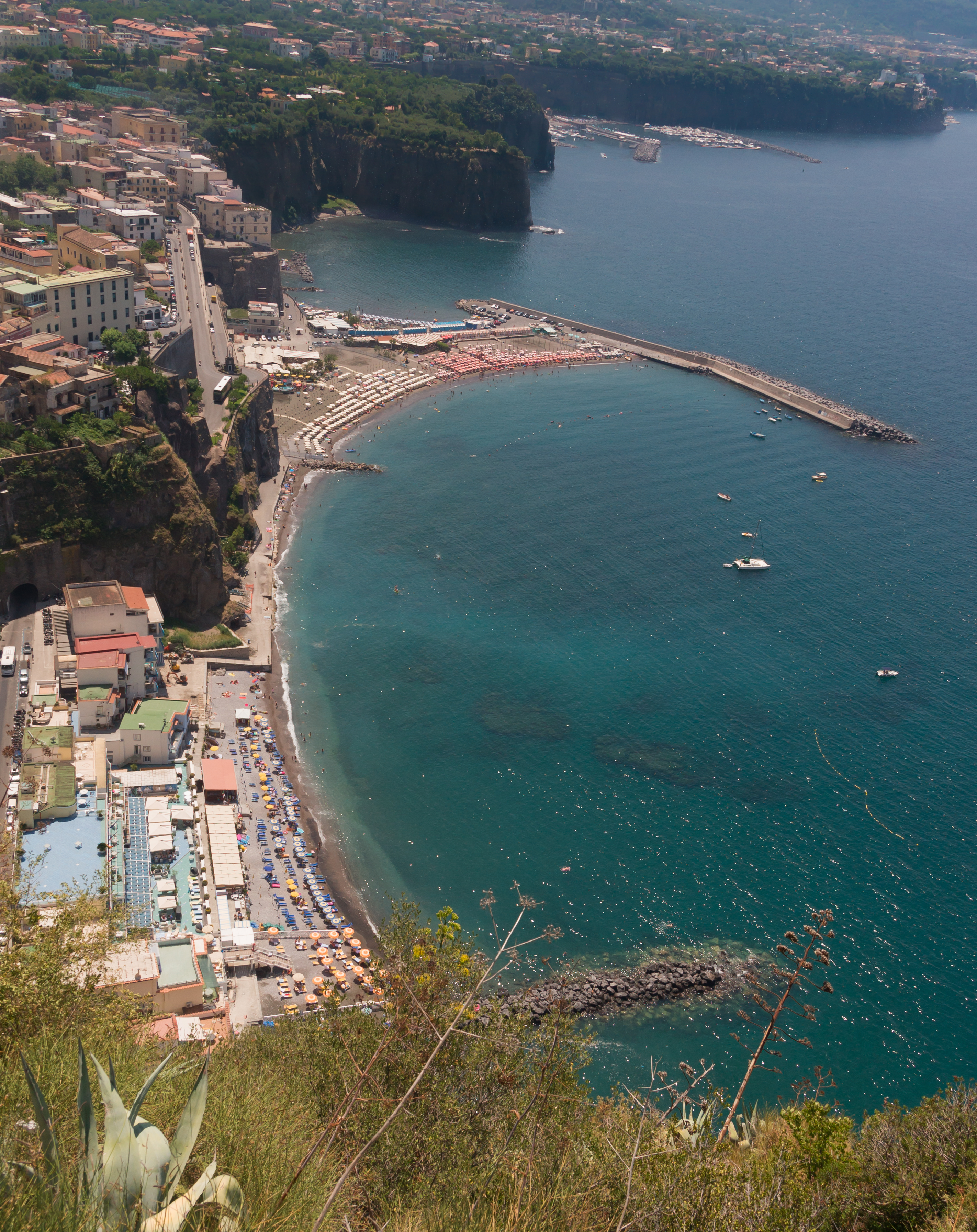 Taras Villa Comunale na klifie w Sorrento z widokiem na Zatokę Neapolitańską.