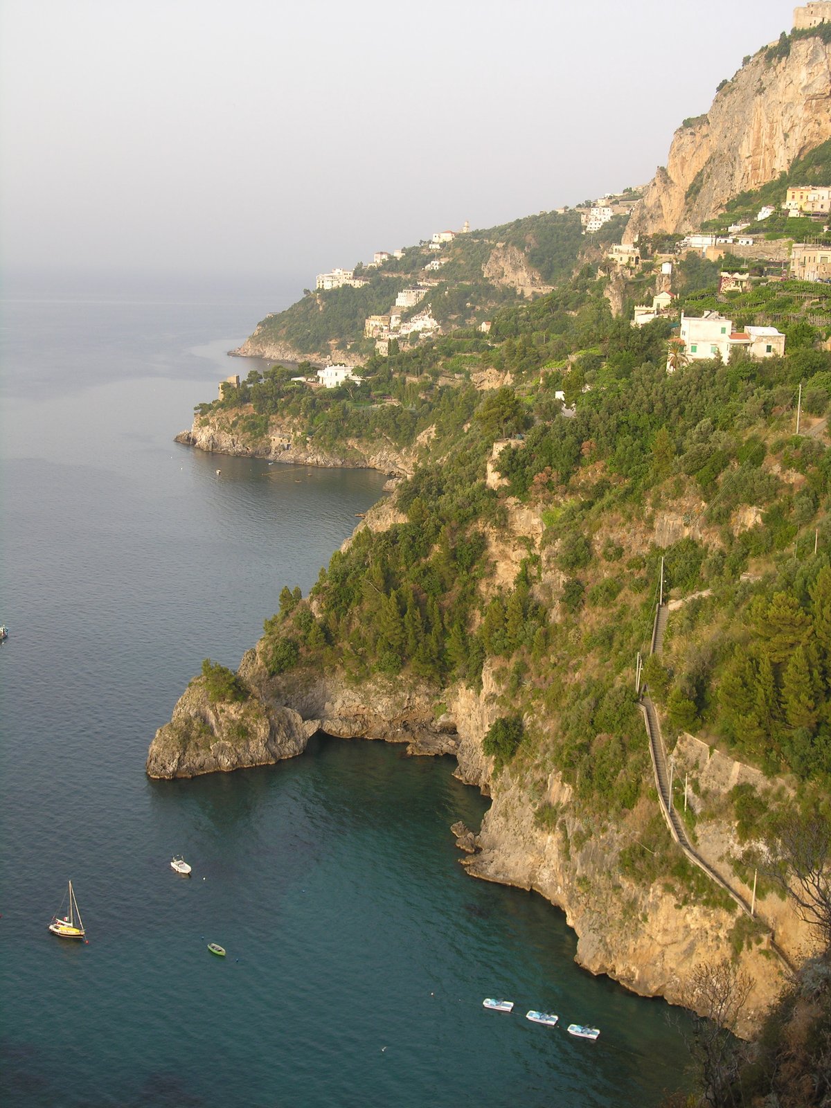 Vue panoramique balayante de la Côte Amalfitaine avec collines en terrasses et eaux bleues de la Méditerranée