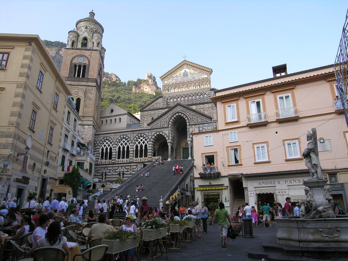 Cathédrale d'Amalfi et Piazza del Duomo avec touristes et architecture historique