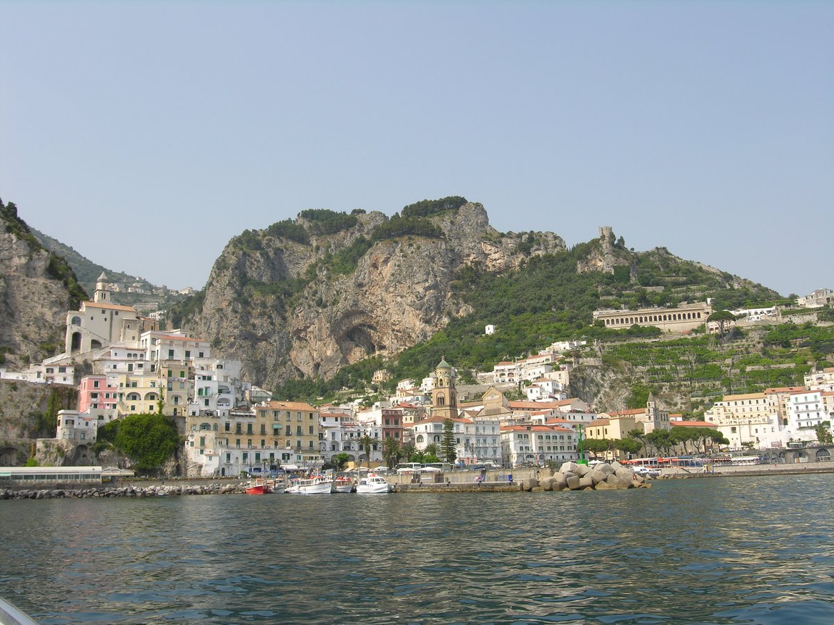 Vue panoramique du front de mer d'Amalfi et de la marina depuis une position élevée