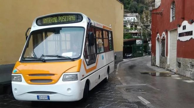 En liten lokal buss brukt på Positano-ruten