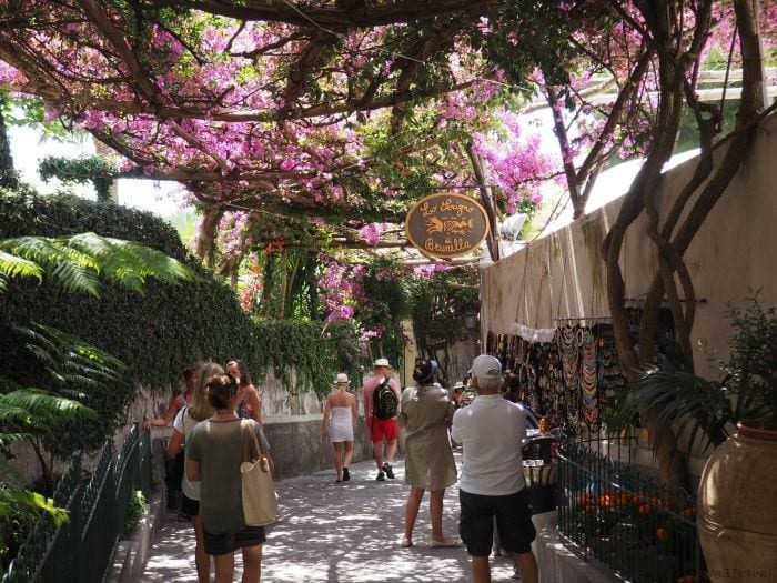 Positano strandfront promenade mot Piazza dei Mulini