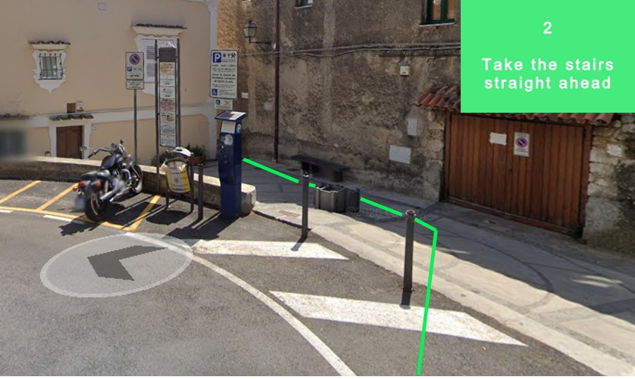 포지타노 항구의 페리 운영사 티켓 부스와 다음 출발 표지판