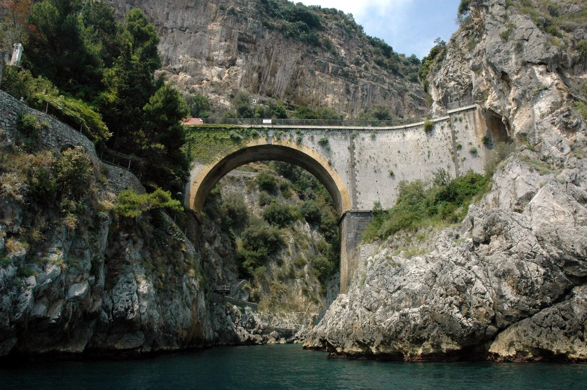 Puente y acantilados de Fiordo di Furore vistos desde el mar a lo largo de la Costa Amalfitana
