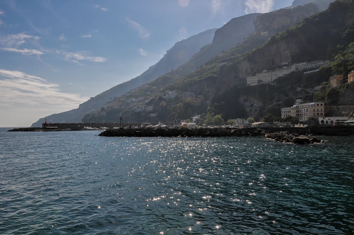 Condiciones de mar agitado en la playa de Positano que muestran por qué los ferris se cancelan con mal tiempo
