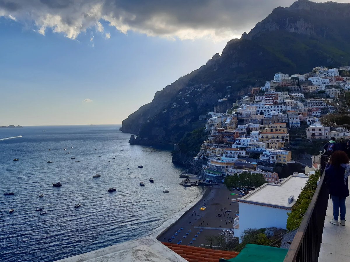 Vista de la Costa Amalfitana cerca de Positano con acantilados y mar en luz de tarde