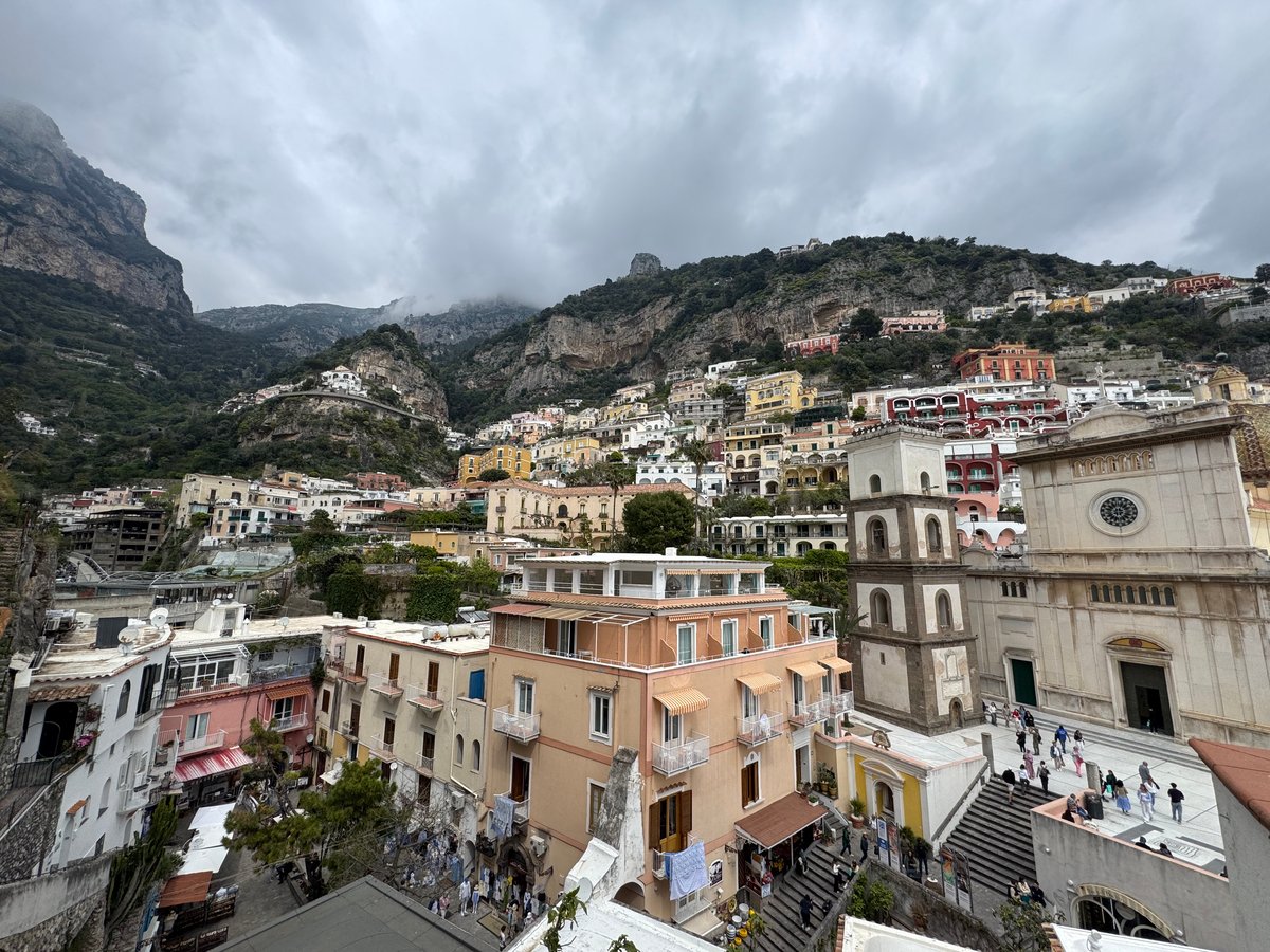 Pasajeros abordando el ferry temprano en la mañana desde Positano a Capri en el muelle de Marina Grande
