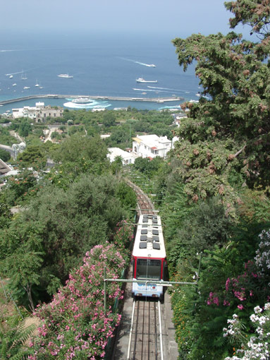 Funicular que conecta Marina Grande con el centro del pueblo de Capri Piazzetta