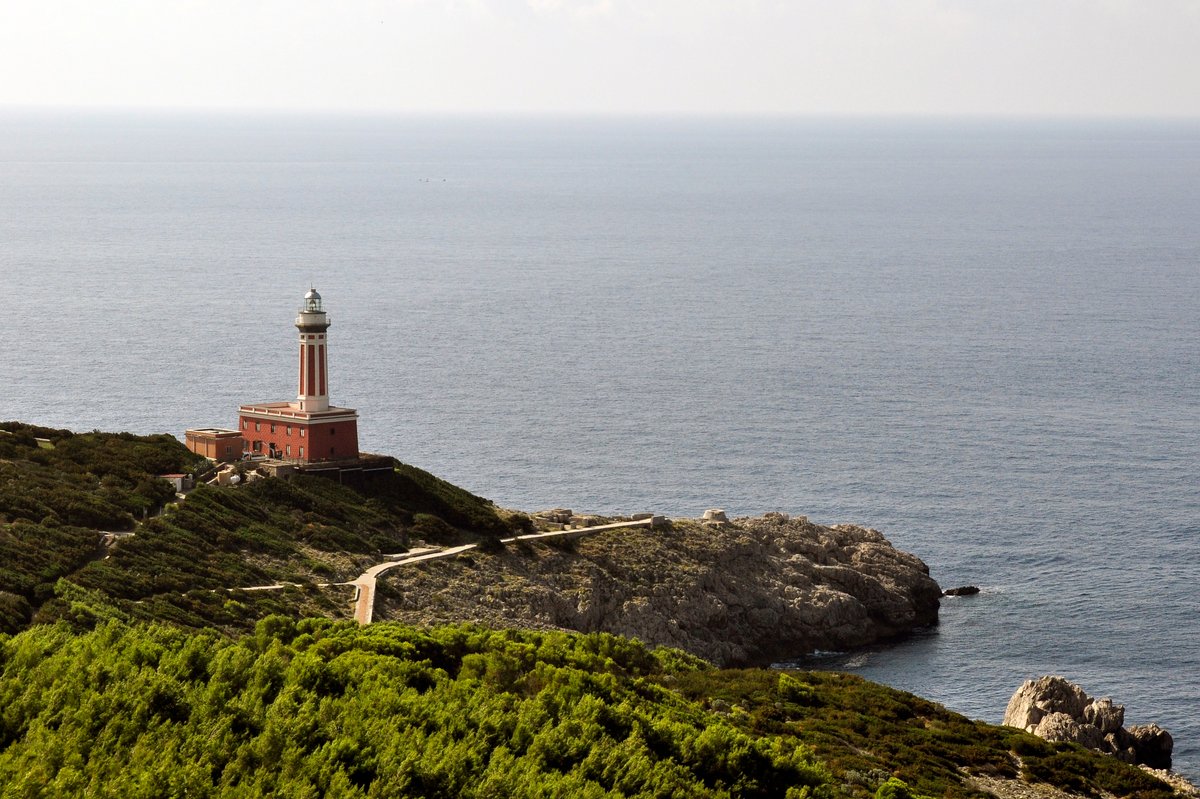 Faro de Punta Carena con costa rocosa y agua azul