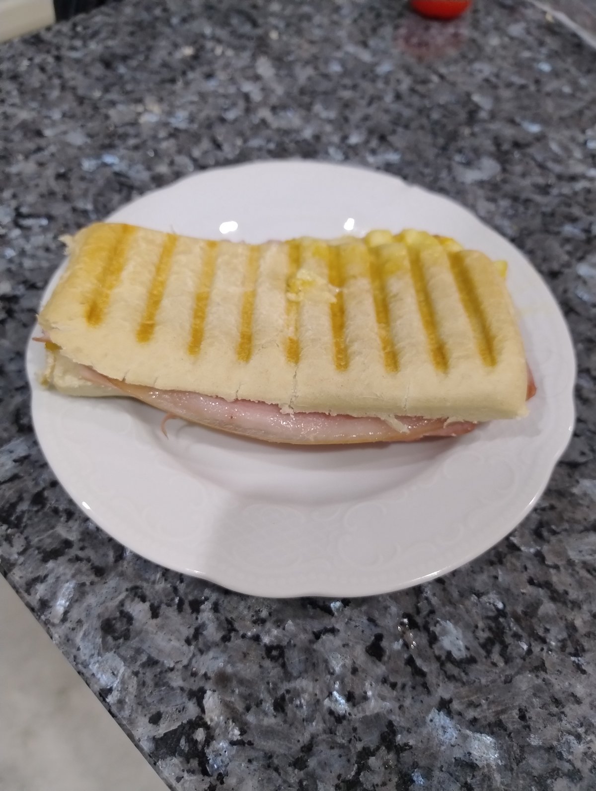 Pequeña tienda de bocadillos en calle lateral de Anacapri con tablero de precios
