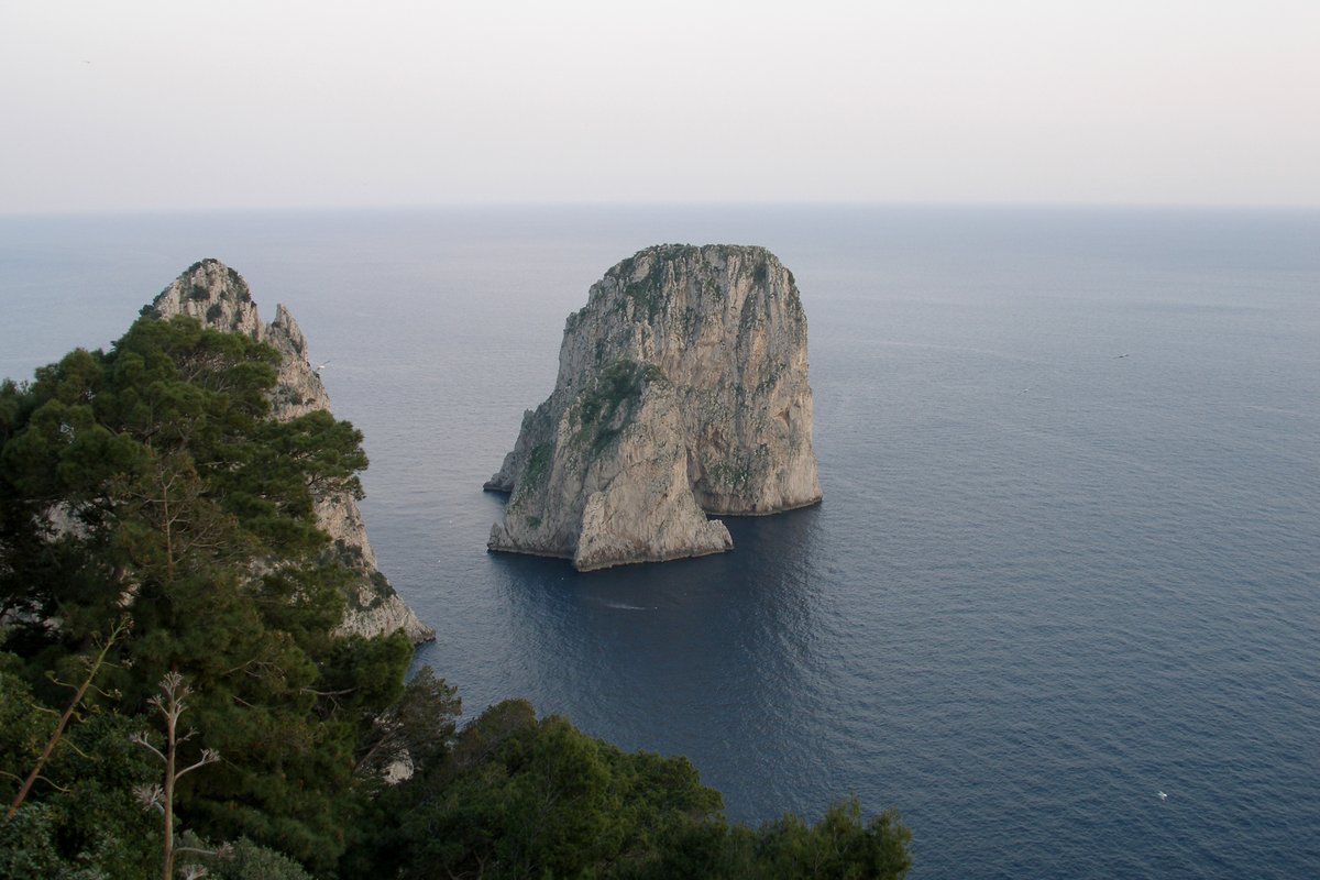 Área rocosa para nadar de Punta Carena con escalera y agua azul clara