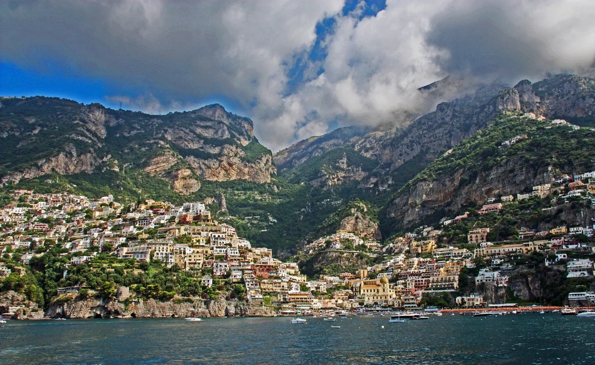 Vista de la costa de Positano desde el ferry acercándose desde Capri