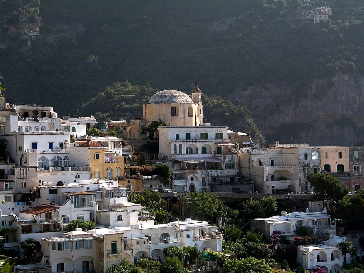 Parada de autobús Chiesa Nuova fuera del Bar Internazionale en Positano