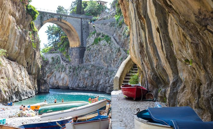 Vista interior de la cala del Fiordo di Furore con el puente arriba y la estrecha playa abajo