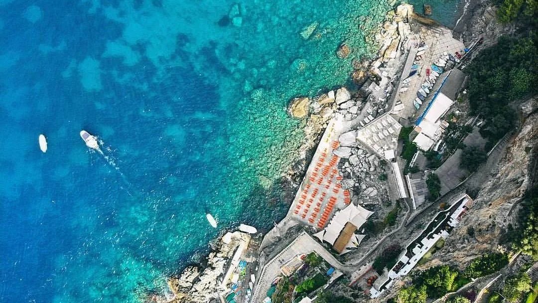 Diagrama de disposición de Gavitella Beach mostrando los clubes de playa La Gavitella y One Fire