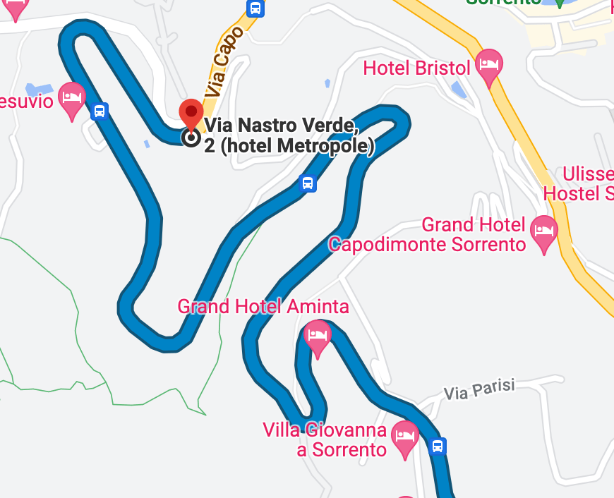 Captura de mapa mostrando Hotel Metropole en el cruce de Via Capo en Sorrento