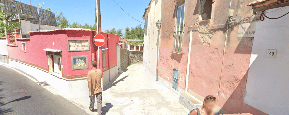 Vista de calle de la entrada del carril peatonal en 49 Via Capo en Sorrento