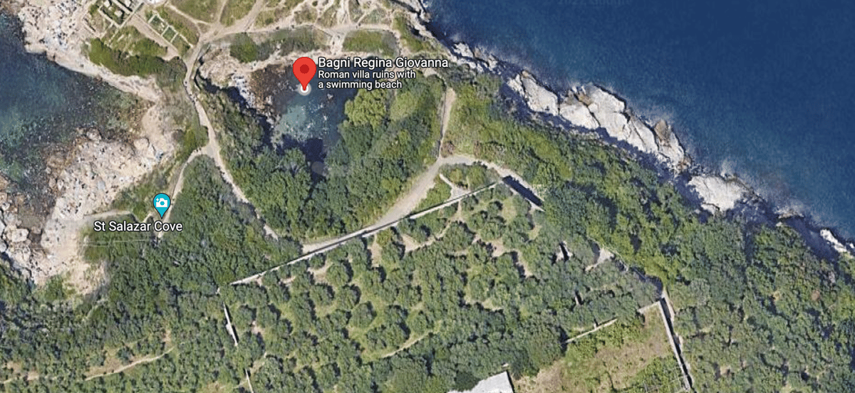 Vista de satélite de la zona Bagni Regina Giovanna y caminos cercanos sobre la cala de baño