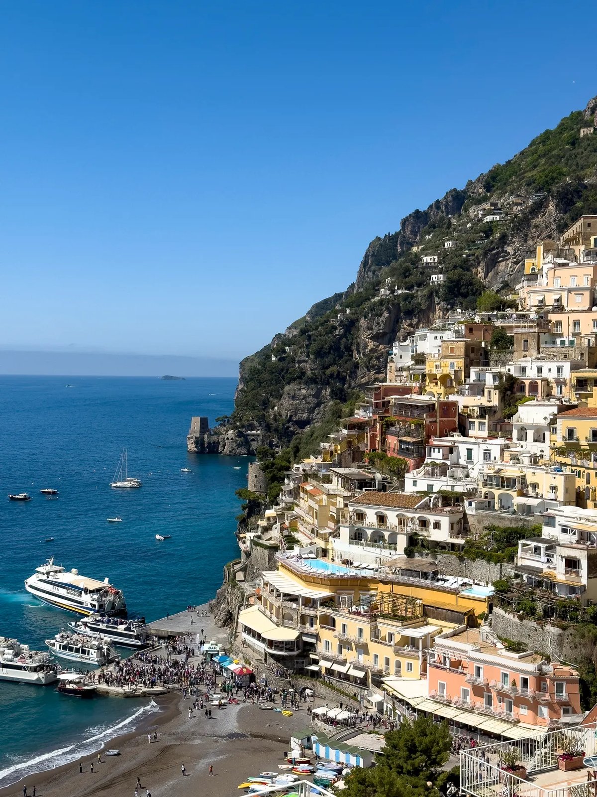 Vista amplia de Positano y su costa desde el mar