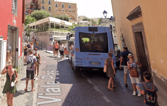 Área de la parada de autobús en Piazza dei Mulini donde los huéspedes suben al autobús Interno de vuelta