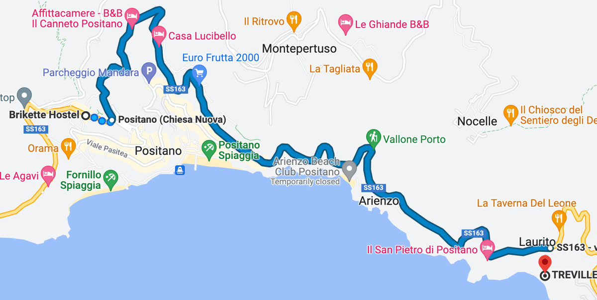 Spiaggia Grande (playa principal de Positano) vista desde arriba con el pueblo detrás de la orilla