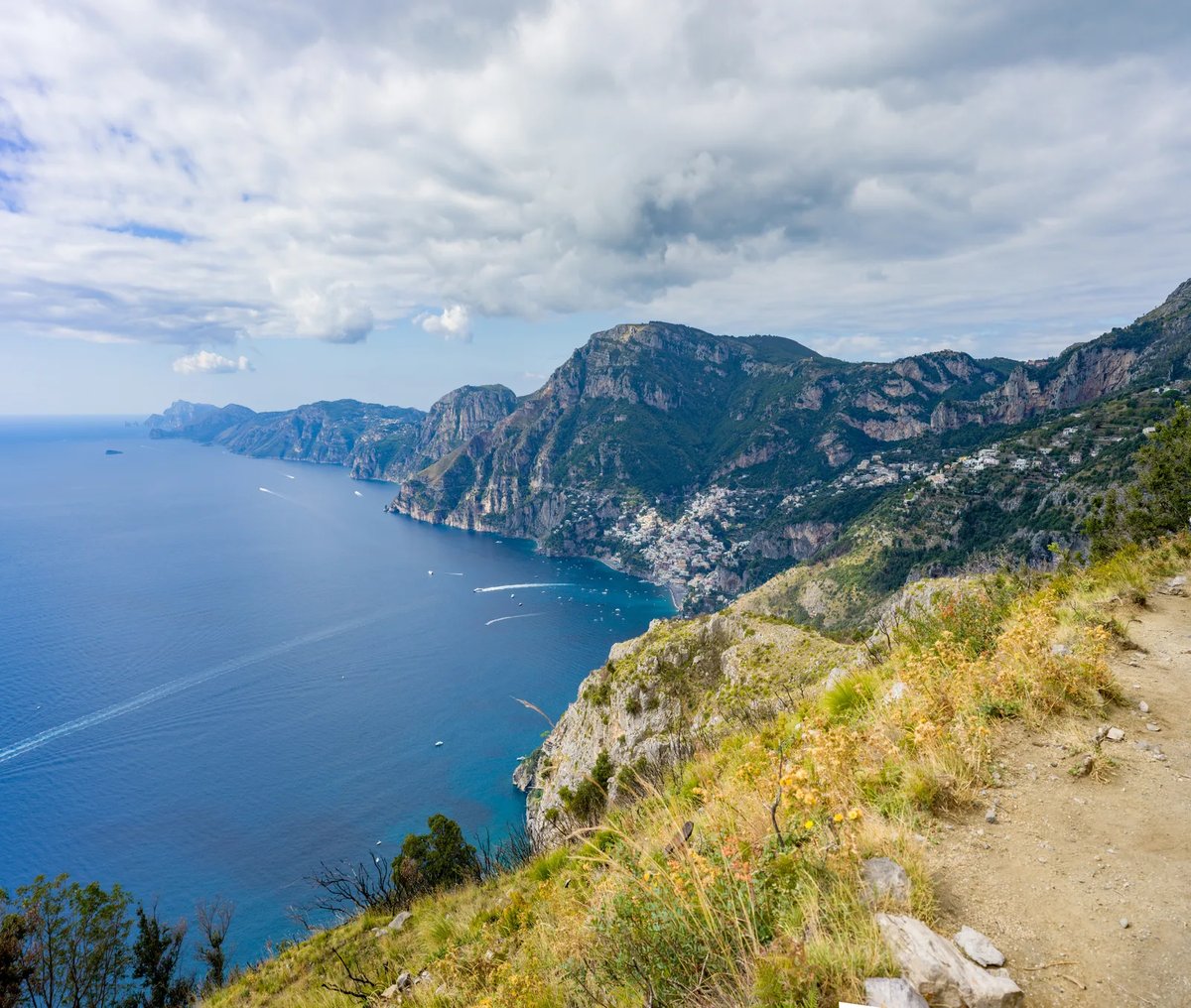Sentiero escursionistico costiero sopra Positano con vista panoramica sulla Costiera Amalfitana e il mare