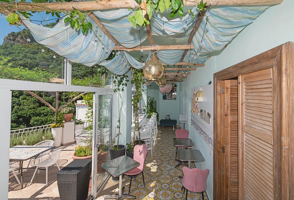 Hostel Brikette-terrassen i Positano med udsigt over Amalfikysten.