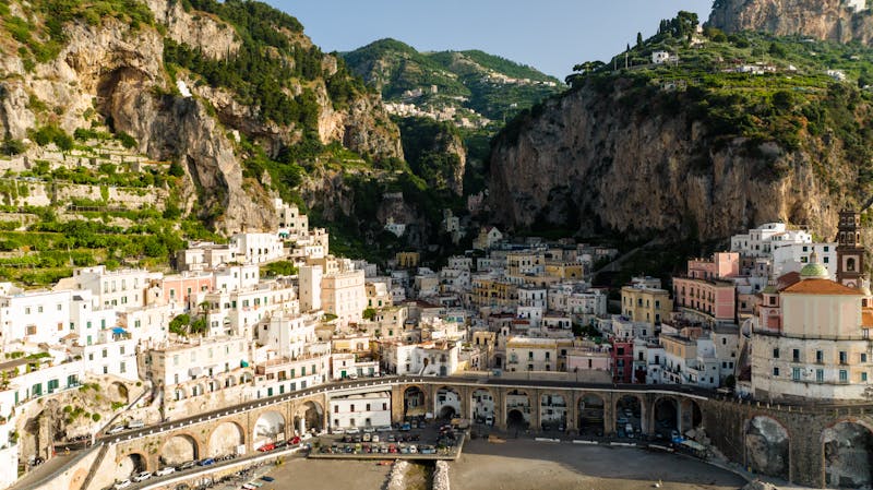 Picnic con formaggio locale, pane e frutta con vista su Positano.