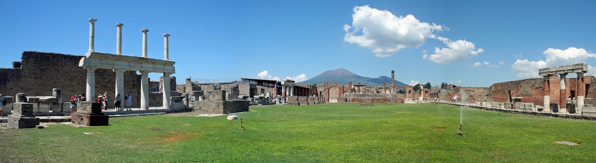 Ruinas del Foro antiguo en el sitio arqueológico de Pompeya.