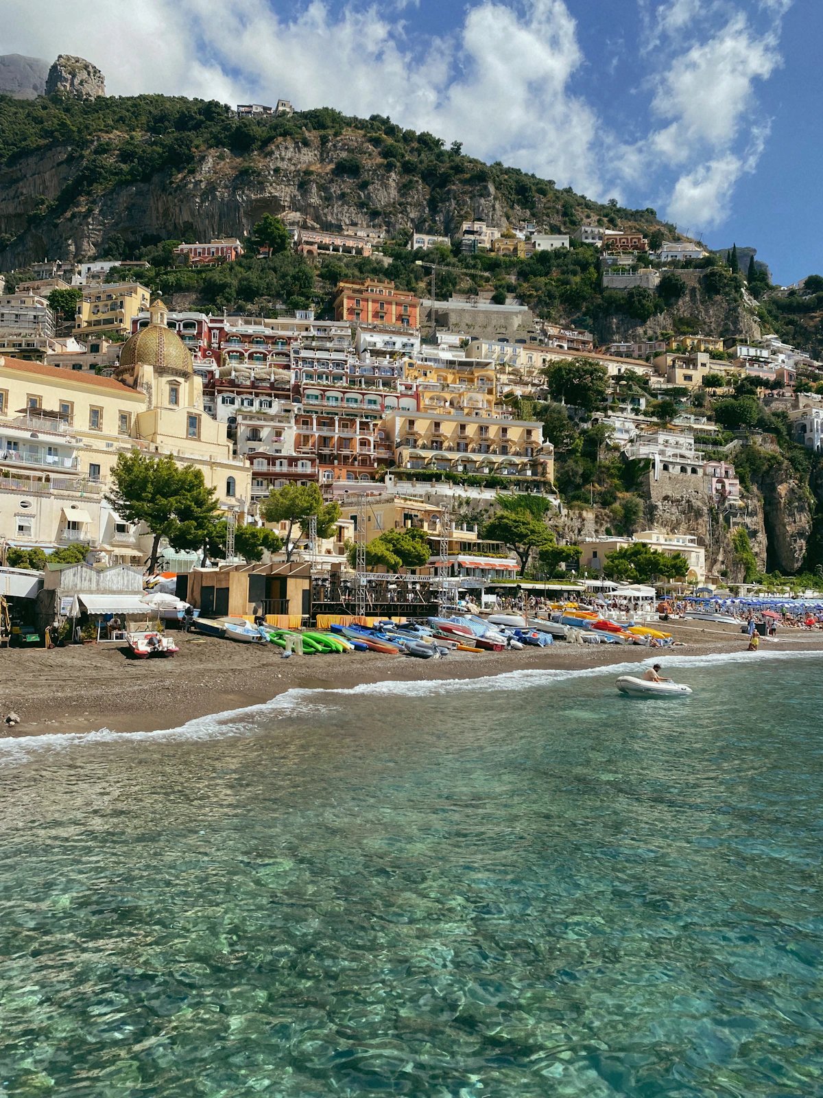 Gratis offentligt strandområde ved Spiaggia Grande i Positano.