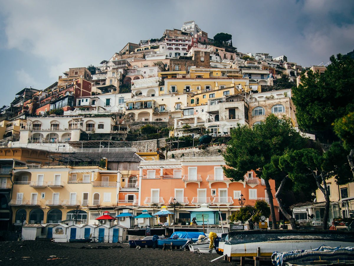 Udsigt fra oven over Positano-stranden der viser SITA-busvejen over landsbyen.