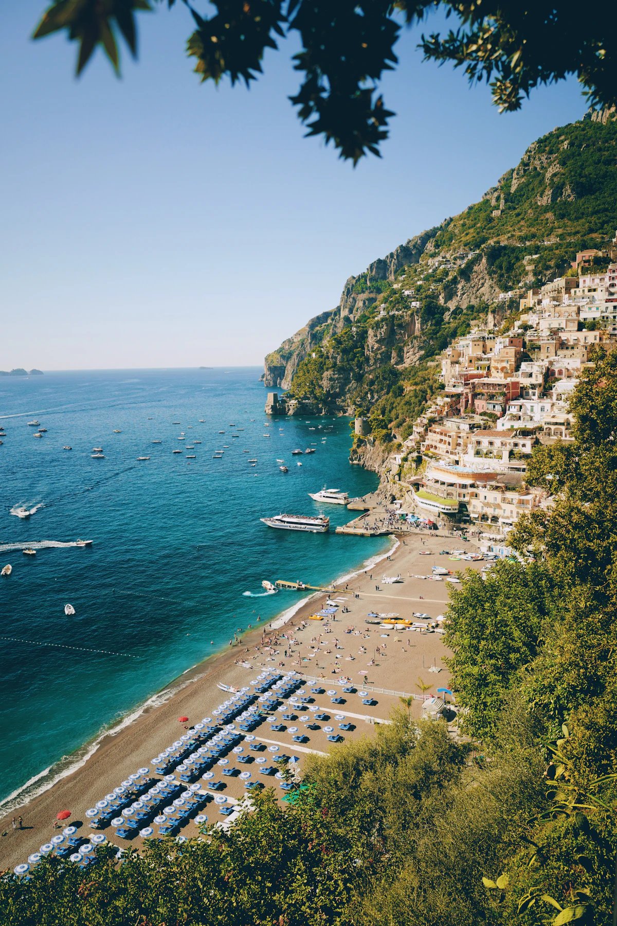 Der öffentliche Strandbereich an der Spiaggia Grande in Positano.