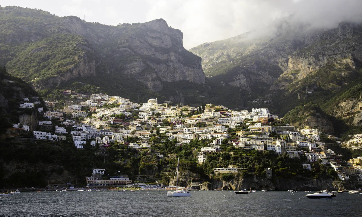 Strandrestauranttische an der Positano-Uferpromenade.