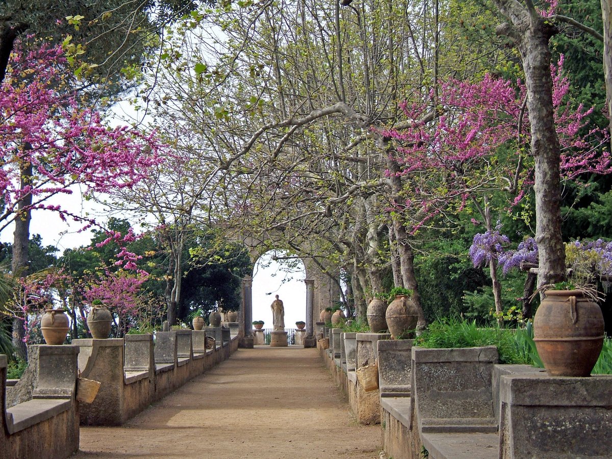 Terraza del Infinito en Villa Cimbrone en Ravello con vista a la Costa Amalfitana.